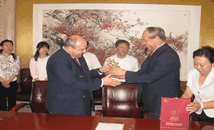 FTA CEO Pine Pienaar (left) and CRS Deputy Director General Zhang Jinshan (right) exchange gifts on signing of the new contract. (FTA)